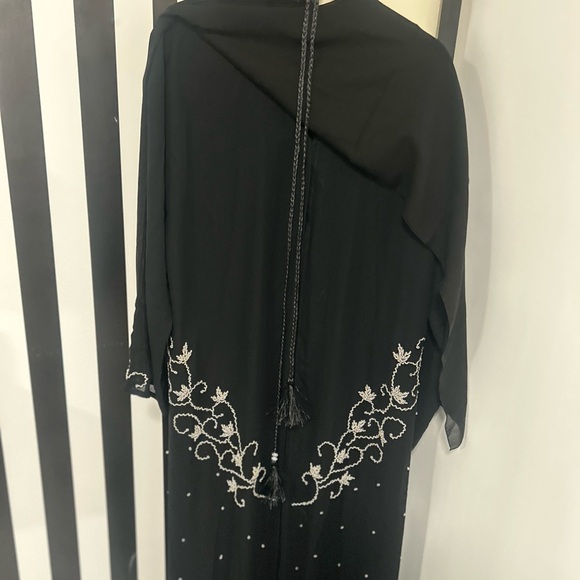 Elegant Black Embroidered Abaya with matching Scarf - Picture 7 of 8